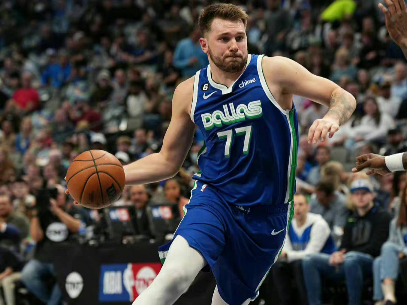 东契奇回归赛场，连败首场状态亮眼，雄鹿观众沸腾！